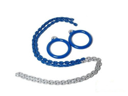 Aros redondos de gimnasia en una cadena