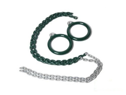 Aros redondos de gimnasia en una cadena